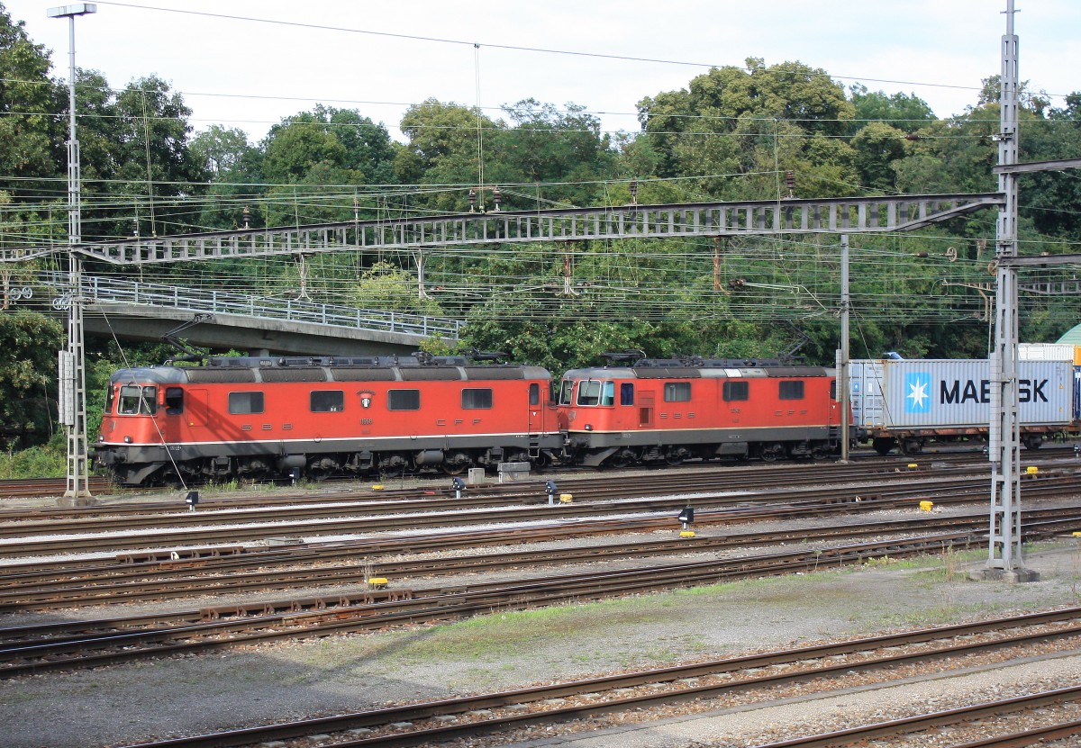 RE 6/6 11668  Stein-Sckingen  und Re 4/4 II 11349 am 20. August 2014 mit einem Containerzug in Muttenz.