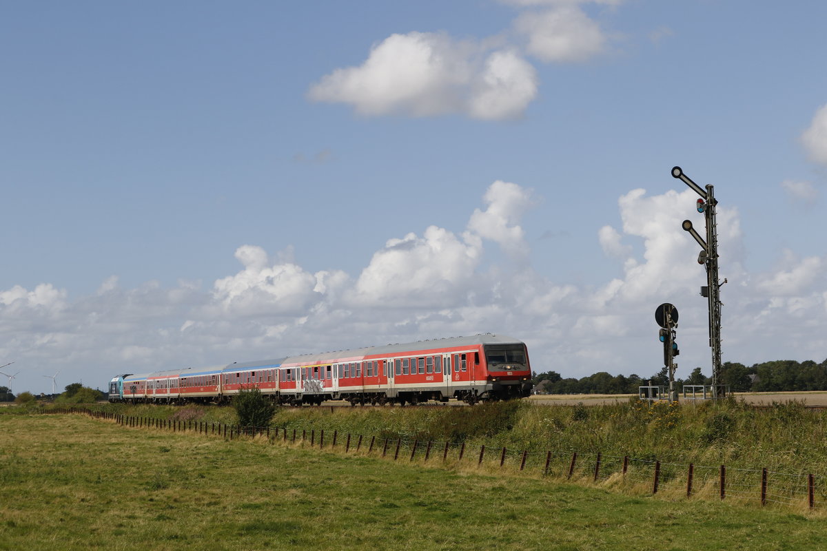 Regionalzug aus Sylt kommend am 13. August 2017 bei Lehnshallig.