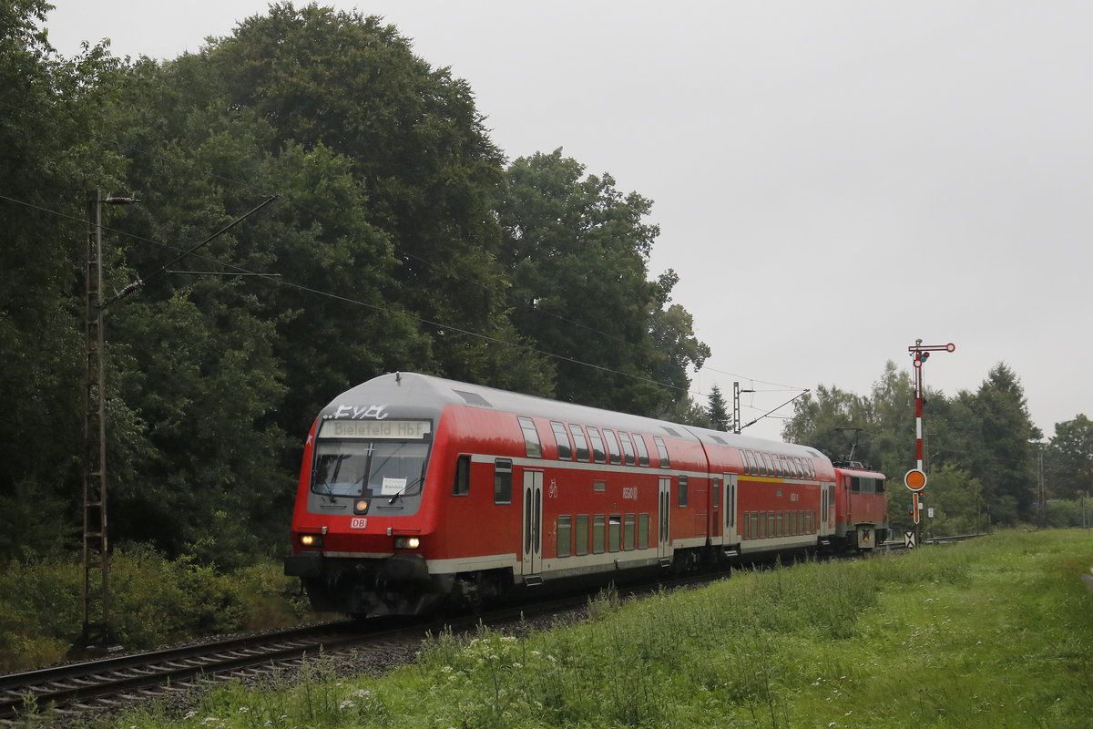 Regionalzug mit schiebender 111 112 am 11. August 2017 bei Estorf.