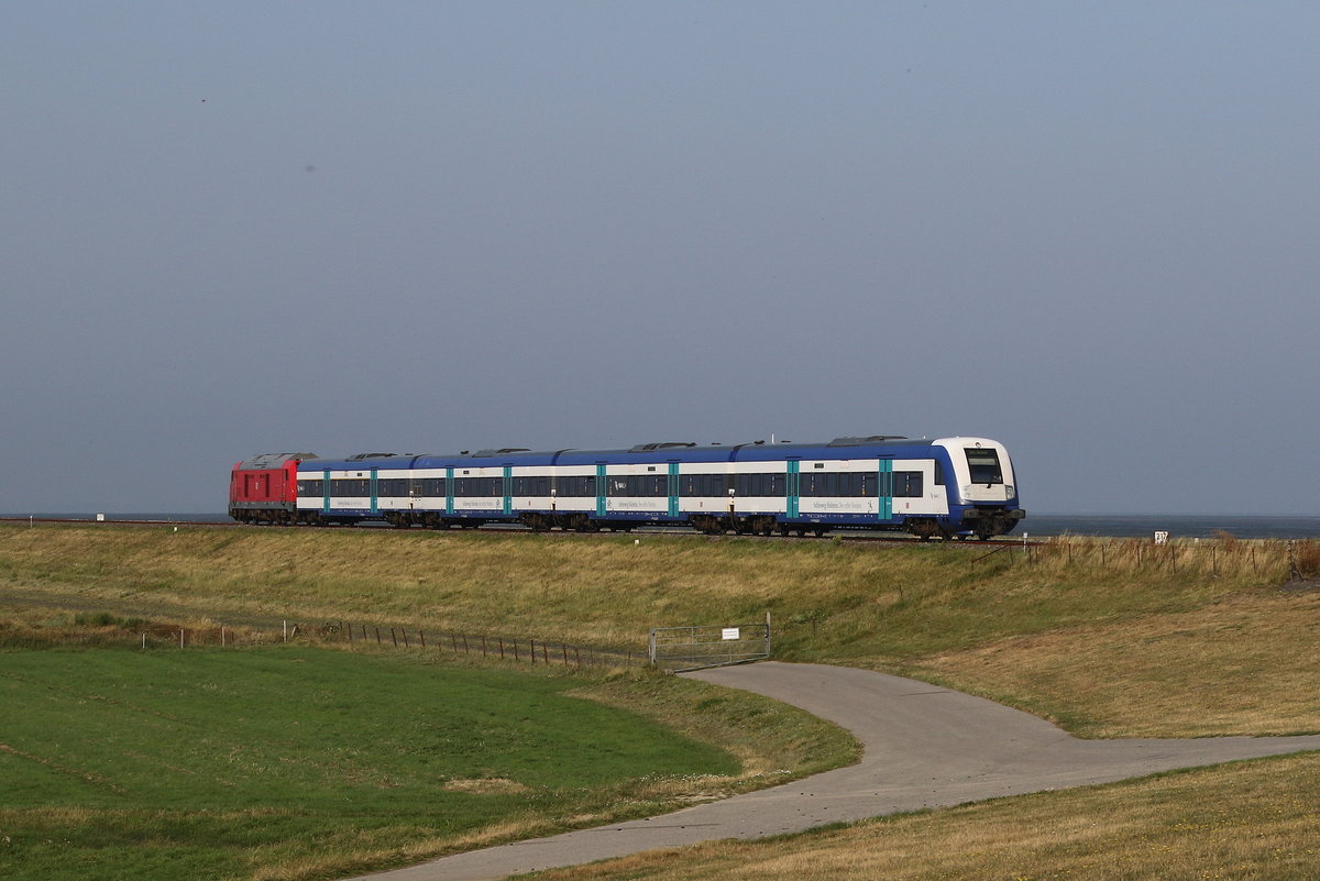 Regionalzug von Westerland kommend mit schiebender 245 xxx am 28. August 2019 bei Klanxbll.