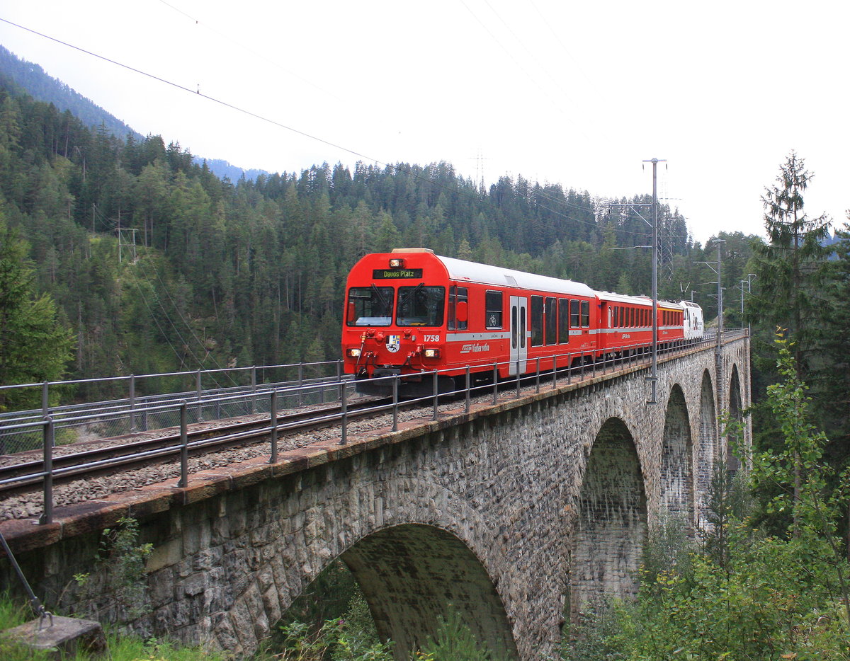 RhB BDt - 1758, auf dem Weg nach Davos. Aufgenommen am 19. August 2014 auf dem  Wiesener Viadukt .