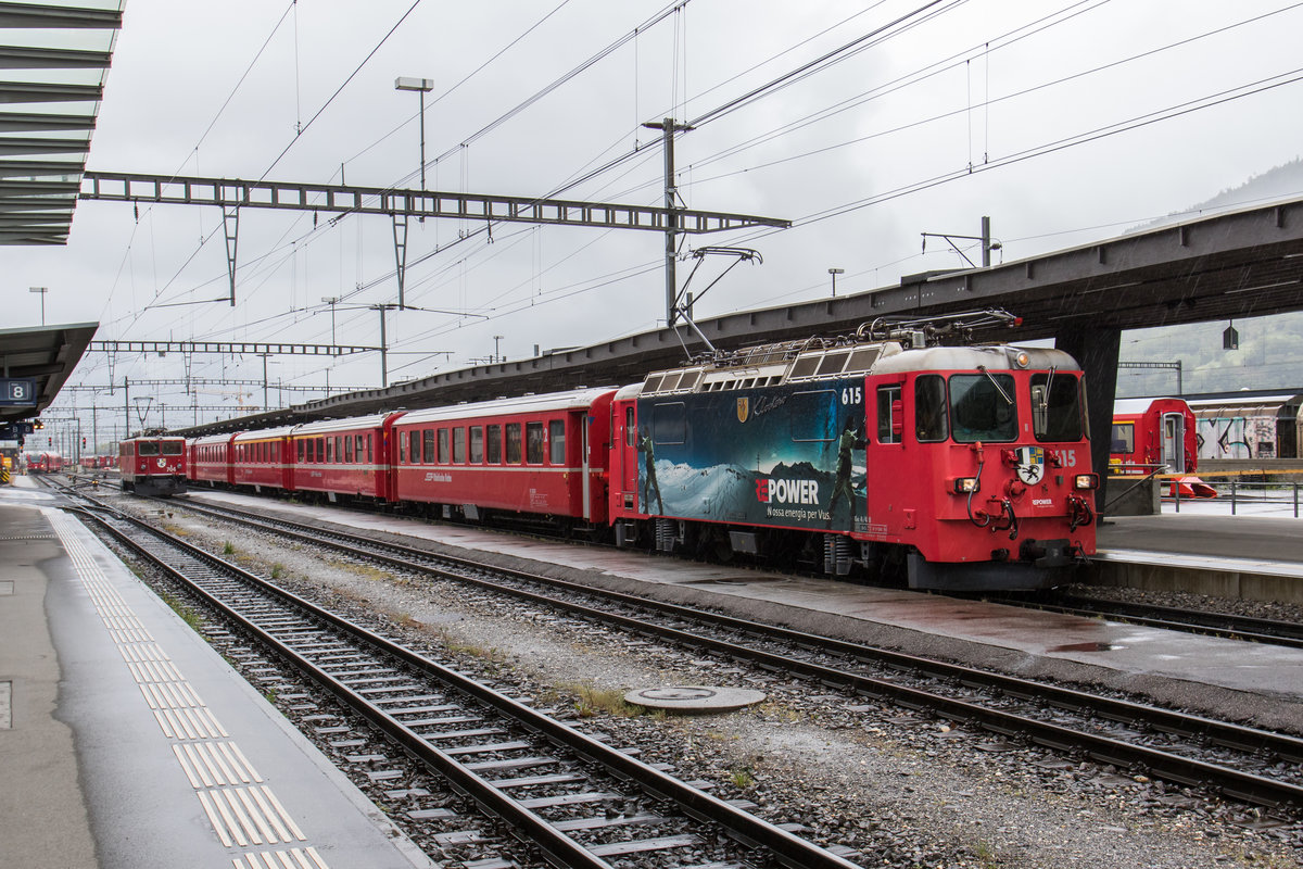RhB Ge 4/4 II-615  Klosters  steht am 23. Mai 2016 abfahrbereit im Bahnhof von Landquart.