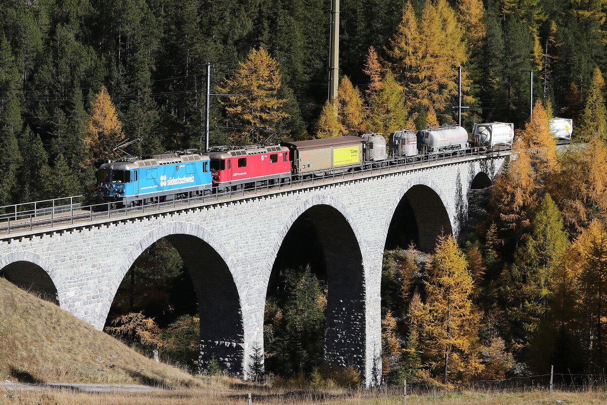 RhB Ge 4/4 II 619  Sdostschweiz  und RhB Ge 4/4 II 632 waren mit einem Gterzug am 27. Oktober 2021 auf dem  Albula-Viadukt II  in Richtung Bergn unterwegs. 