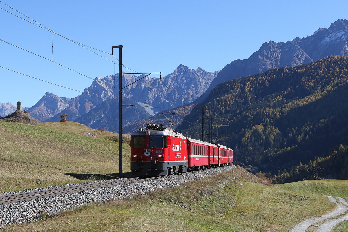 RhB Ge 4/4 II 623  Glacier Express  aus Scuol kommend am 24. Oktober 2021 kurz nach Ardez.