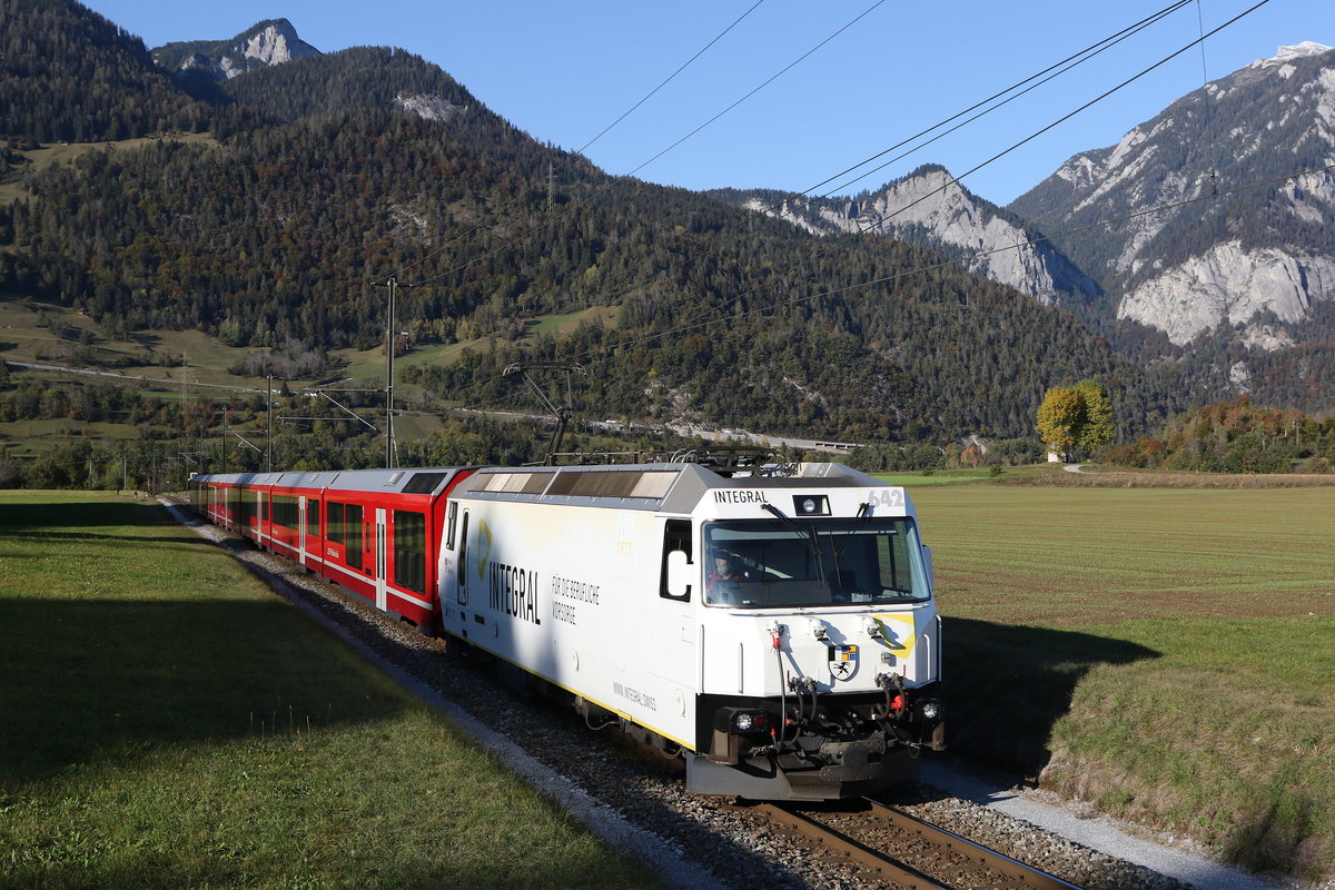 RhB Ge 4/4 III 642  Integral  auf dem Weg nach St. Moritz am 19. Oktober 2020 bei Bonaduz.
