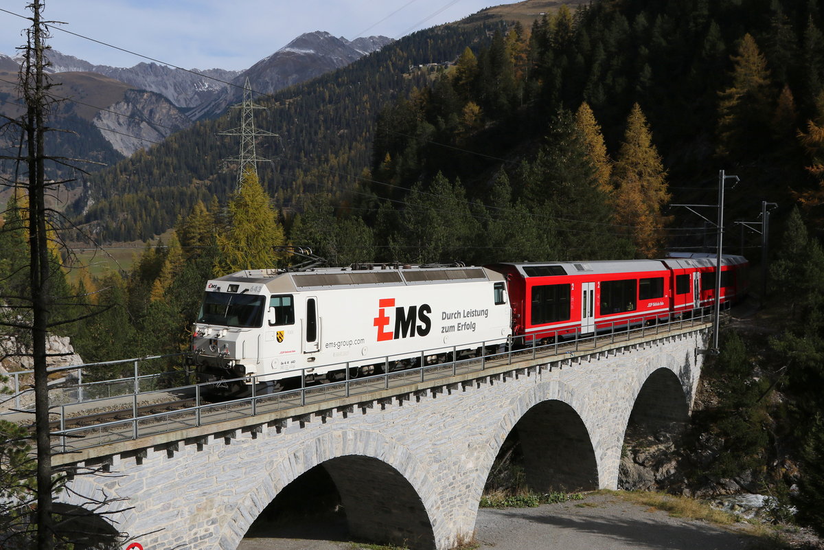 RhB Ge 4/4 III 643  EMS  auf dem Weg nach St. Moritz. Aufgenommen am 21. Oktober 2020 auf dem  Albula-Viadukt I  unterhalb von Preda.