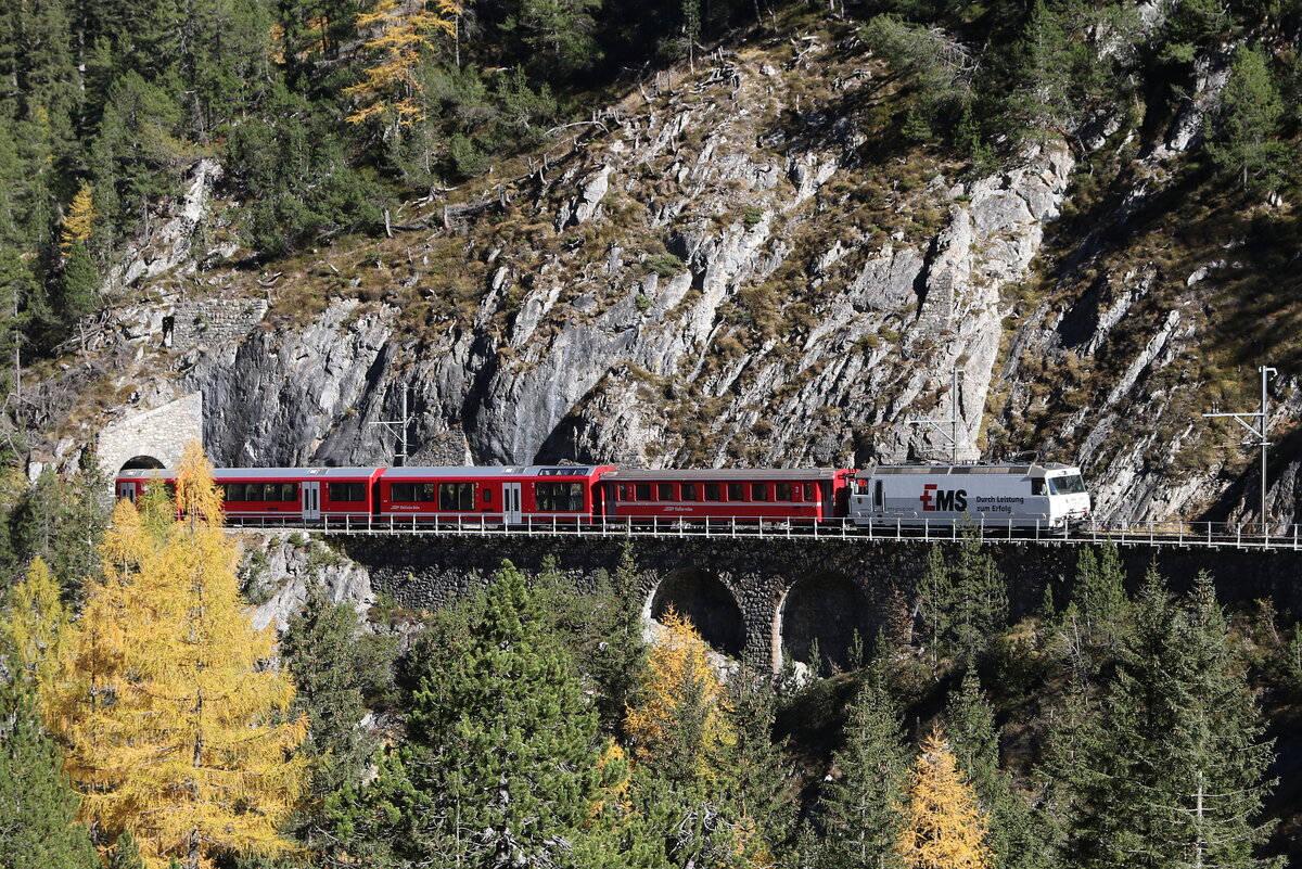 RhB Ge 4/4 III 643  EMS  bei  Muot  auf der  Albulabahn  am 27. Oktober 2021.