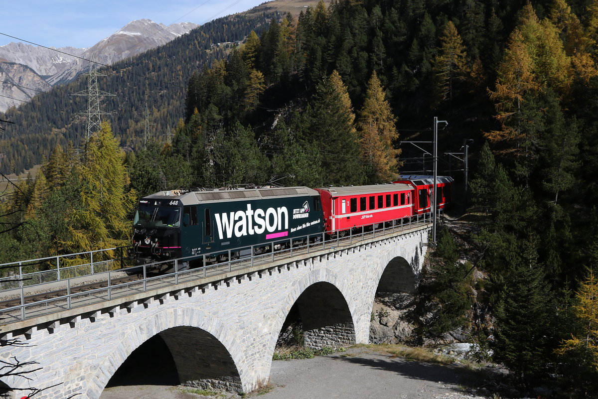 RhB Ge 4/4 III 648  WATSON  von Bergn kommend am 21. Oktober 2020 auf dem  Albula-Viadukt  unterhalb von Preda.
