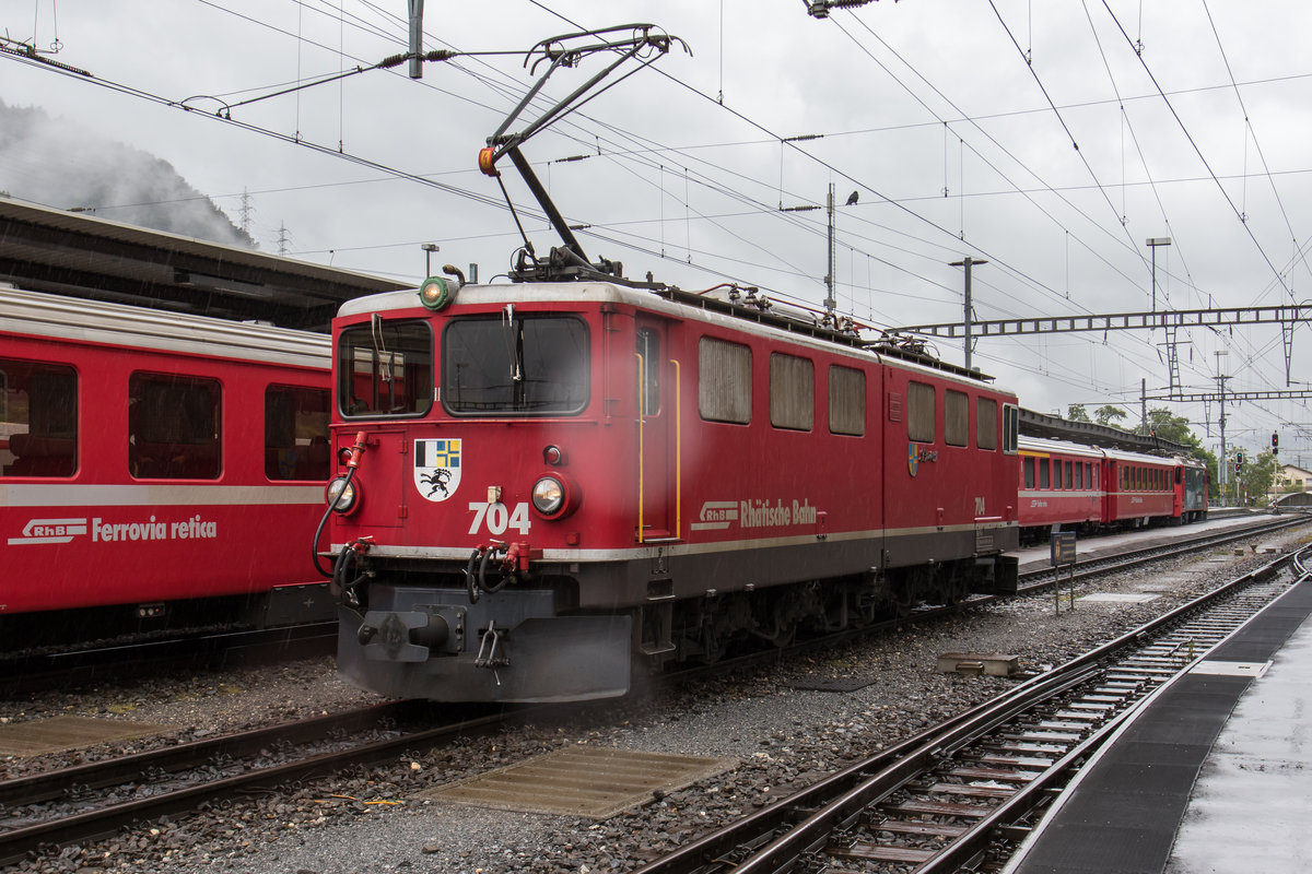 RhB Ge 6/6 II-704  Davos  am 23. Mai 2016 im Bahnhof von Landquart.