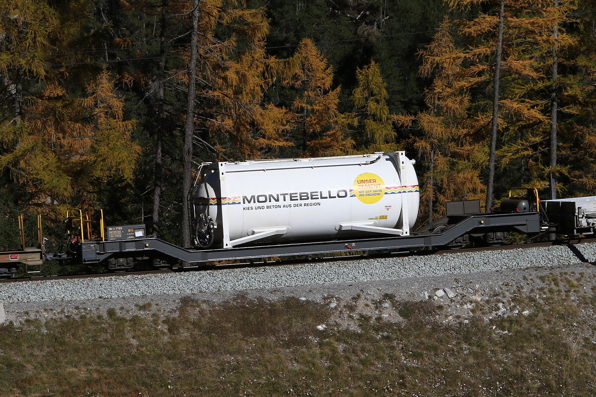 Sb-v 7723 mit einem Container der Firma  Montebello  am 27. Oktober 2021 bei Preda.