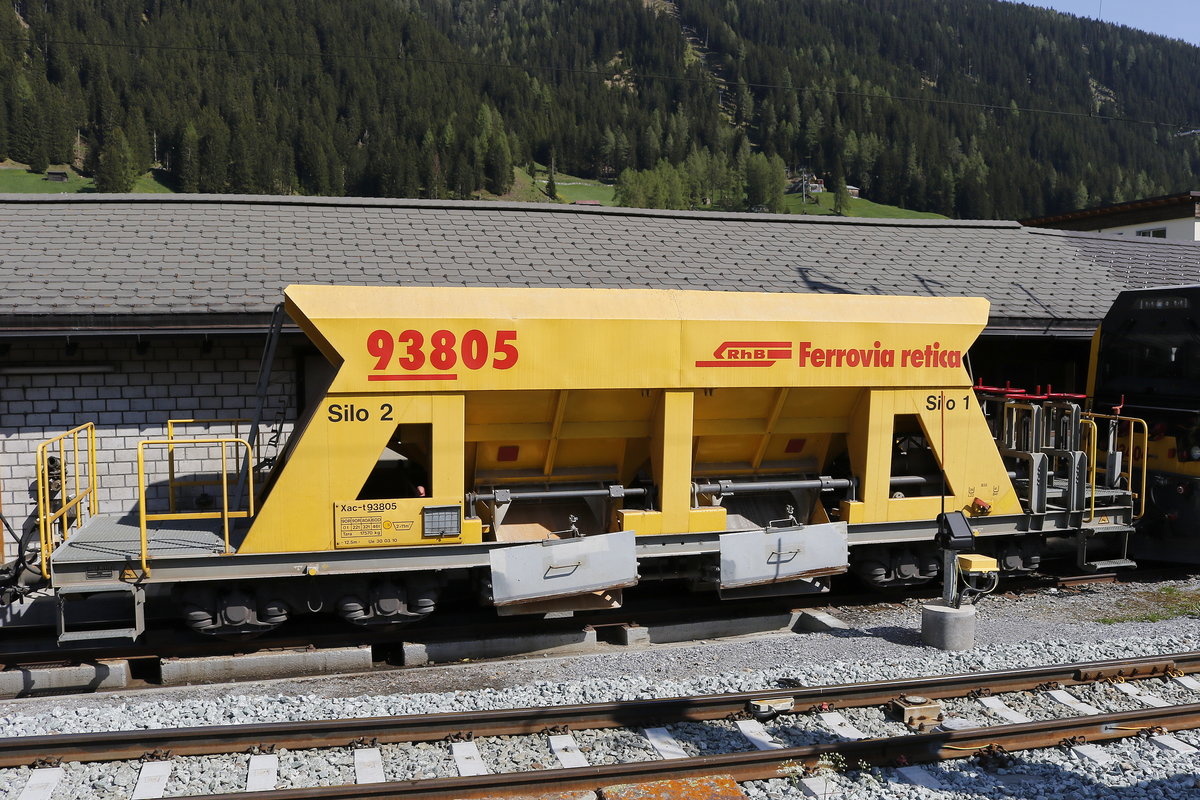 Schttgutwagen Xac-t 93805 stand am 8. Juni 2019 im Bahnhof von Davos-Platz.