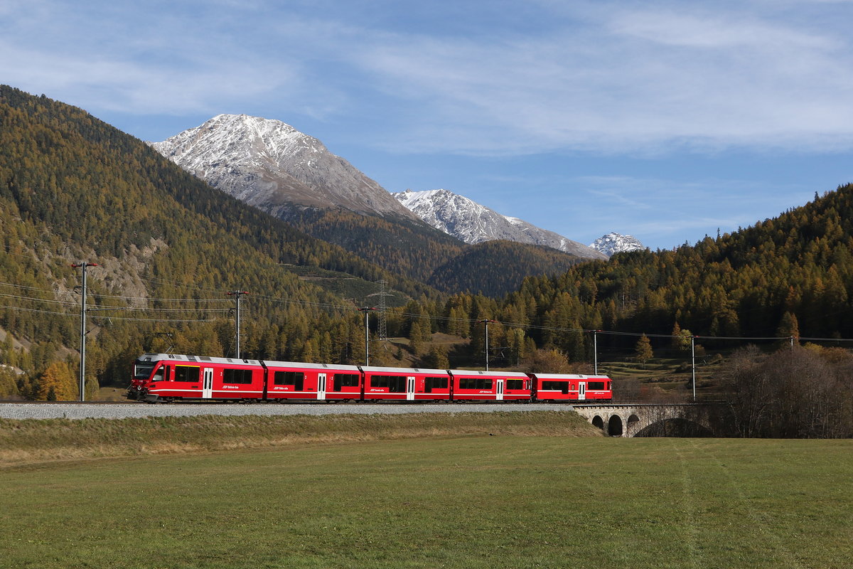 Steuerwagen 52801 mit  RhB ABe 4/16  STZ  3103 auf dem Weg nach St. Moritz. Aufgenommen am 21. Oktober 2020 bei Zernez.