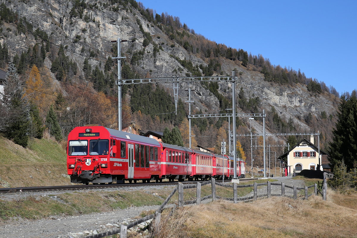 Steuerwagen BDt 1758 zieht am 31. Oktober 2017 einen Regionalzug aus dem Bahnhof von  La Punt Chamues CH  in Richtung Pontresina.