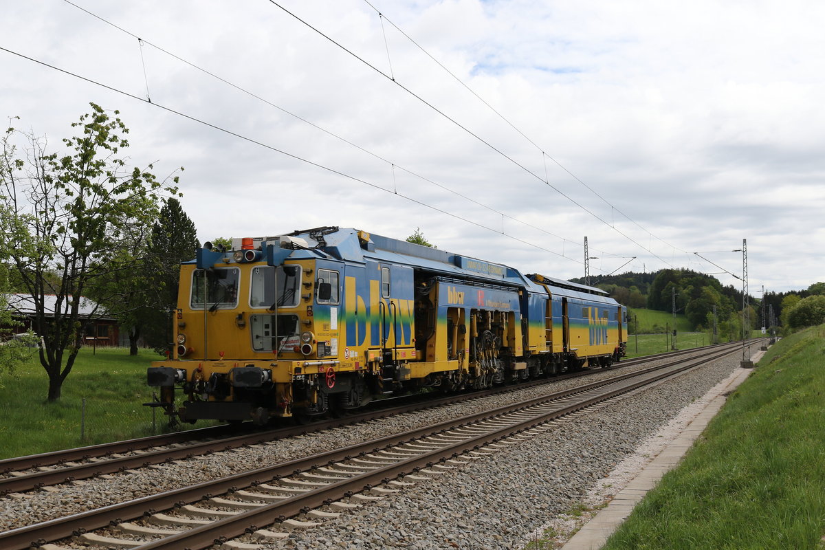 Stopfmaschine 99 80 91 23 002  Unimat 90-32/4S  von der  Bahn Bau Wels GmbH  am 4. Mai 2020 bei Grabensttt im Chiemgau.