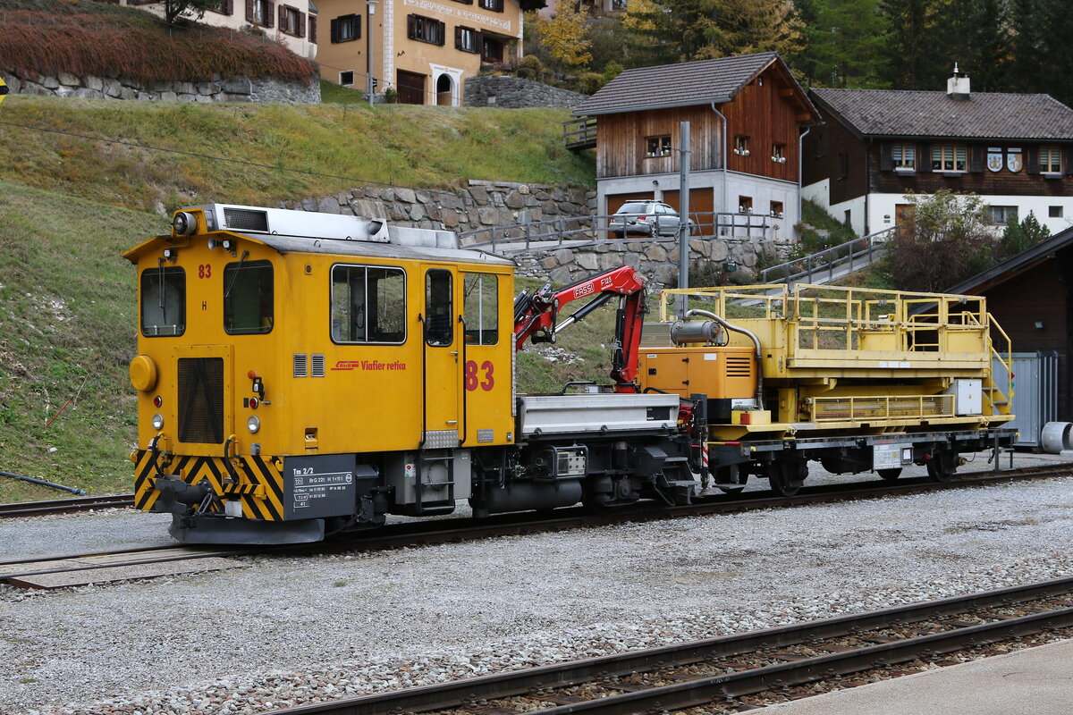TM 2/2 83 am 25. Oktober 2021 im Bahnhof von Bergn.
