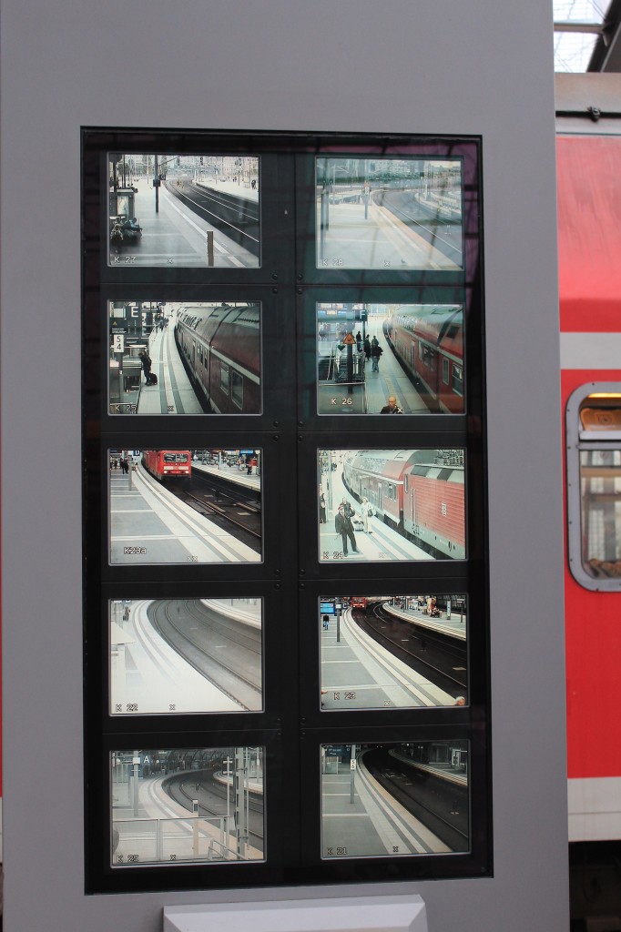 berwachungsbildschirme im  Berliner Hauptbahnhof  am 7. September 2012.