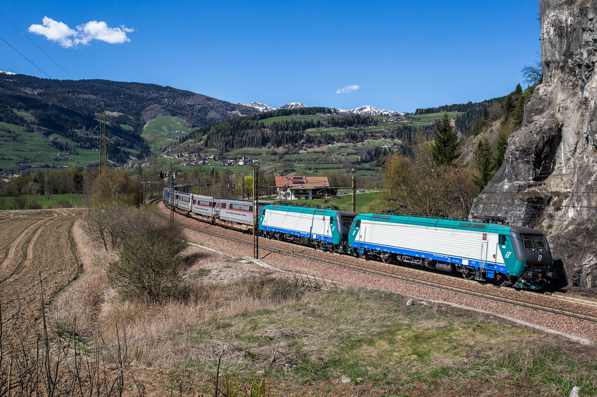UNSER 6000. Bild zeigt die beiden italienischen 412 006 und 412 020 mit einem KLV sdwrts fahrend am 8. April 2017 bei Sterzing.