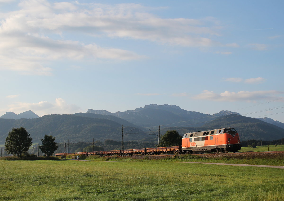 V 221 mit einem Flachwagenzug aus Salzburg kommend am 9. September 2016 bei Weisham.