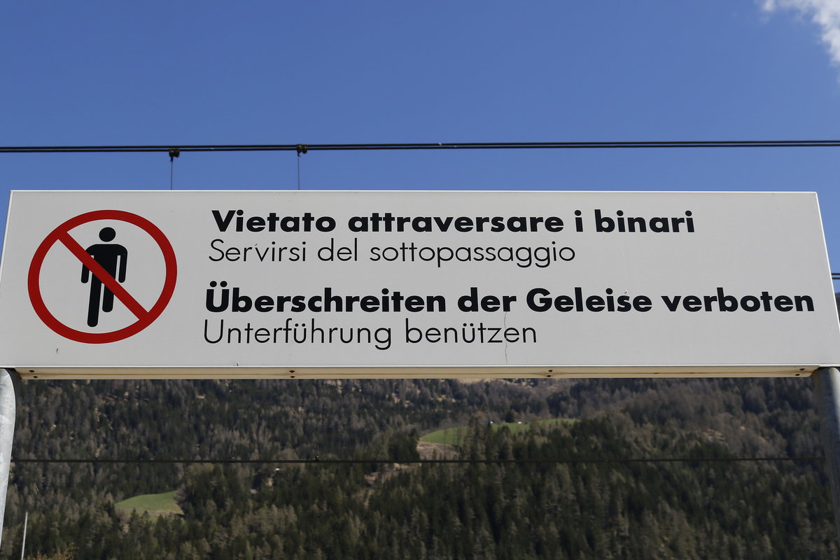 Verbotsschild im Bahnhof von  Freienfeld - Campo di Trens  in Sdtirol am 8. April 2017.