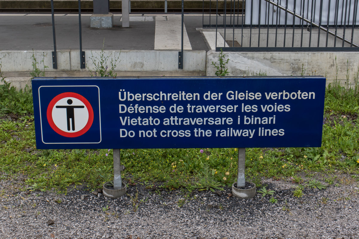 Viersprachiges Verbotsschild im Bahnhof von Buchs am 23. Mai 2016.