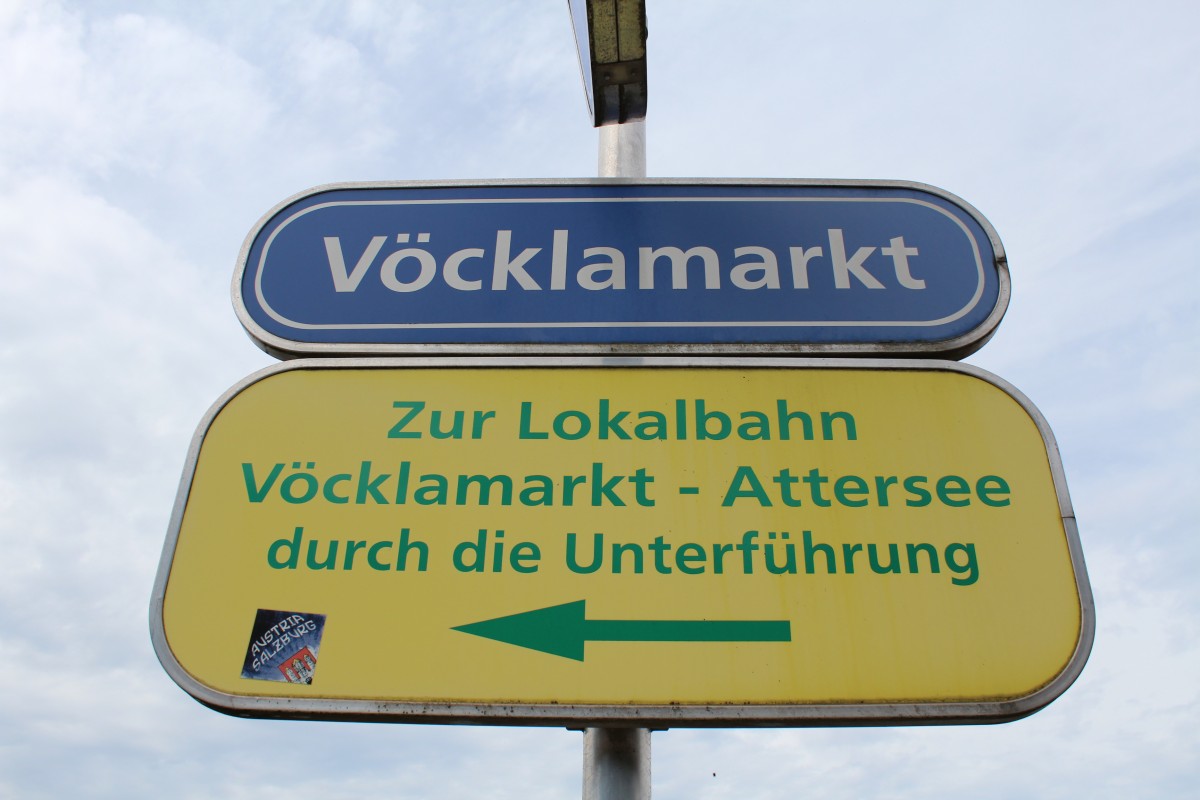  Vcklamarkt  und das Hinweisschild zur  Attersee-Bahn  am 15. August 2012 fotografiert.