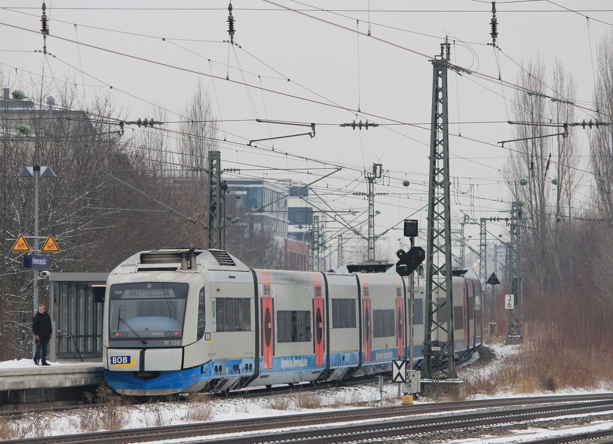 VT 108 befand sich am Ende des Zuges der  Bayerischen Oberland Bahn  der am 27. Mrz 2013 den Haltepunkt  Heimeranplatz in Richtung Tegernsee verlt.