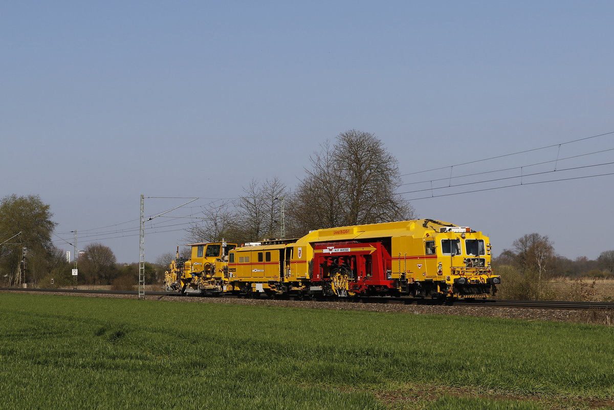 Wiebe Bauzug mit der Weichenstopfmaschine  Unimat 09-32/4S  am 30. Mrz 2019 bei Bremen-Mahndorf.
