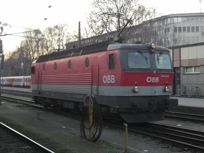 1044 072 bei Rangierfahrt im Salzburger Hauptbahnhof. Fotografiert am 30.12 2008.