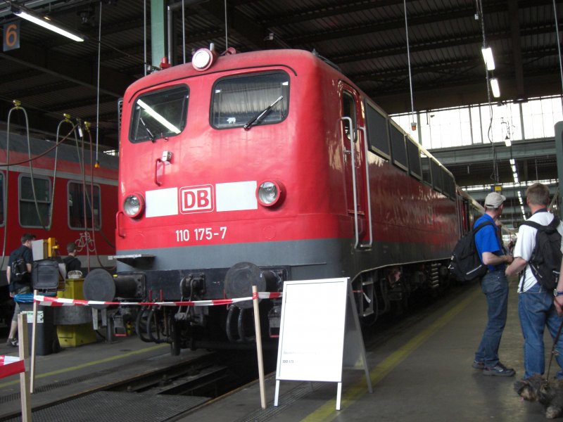 110 175-7 ausgestellt beim Pasinger Bahnfest am 31. Mai 2008.