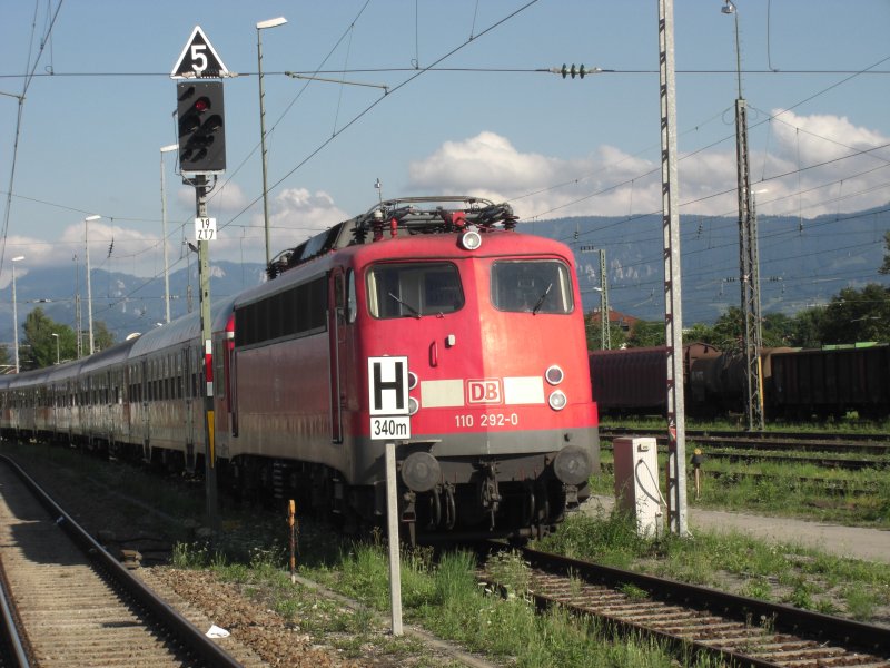110 292-0 wartet mit angehngten Wagen auf den nchsten Einsatz.
Aufgenommen im Rosenheimer Bahnhof am 2. August 2008.