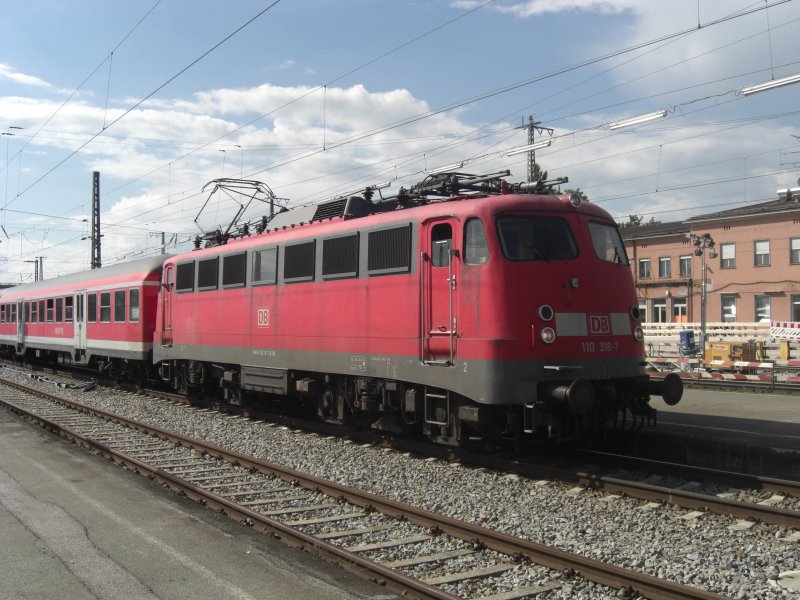 110 316-7 ist soeben aus Mnchen kommend in den Rosenheimer
Bahnhof eingefahren. Das Bild entstand am 26. Juni 2009.