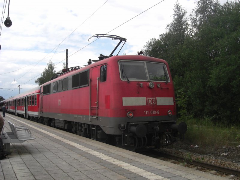 111 019-6 befindet sich am Zugende des RB in Richtung Mnchen.
Aufgenommen in Prien am Chiemsee am 10. Juli 2009.