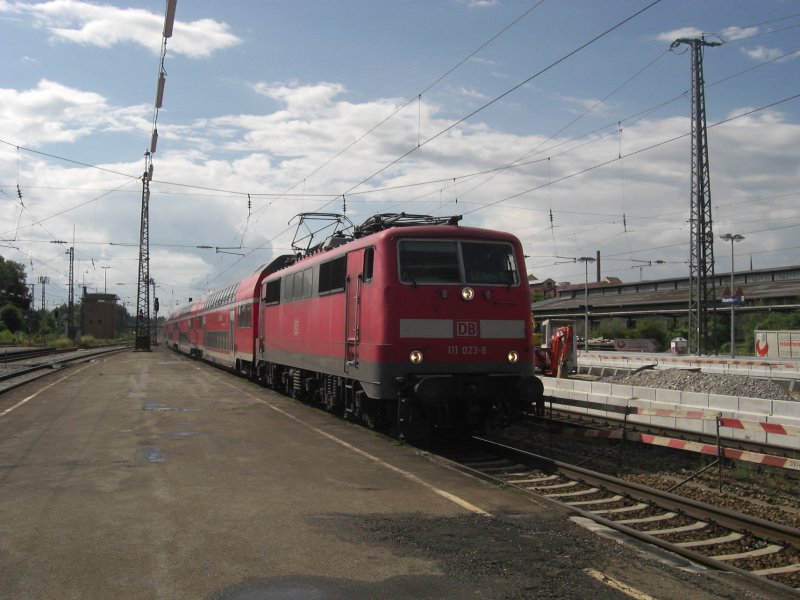 111 023-8 bei der Einfahrt in den Rosenheimer Bahnhof am
26. Juni 2009.