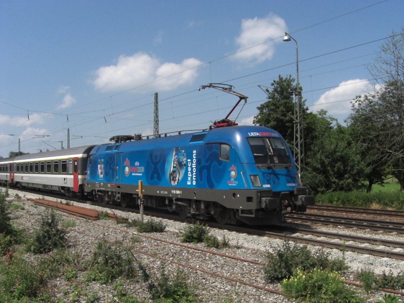 1116 080-1, der  UEFA-Taurus  bei der Durchfahrt des Bahnhofes bersee in Richtung Salzburg.