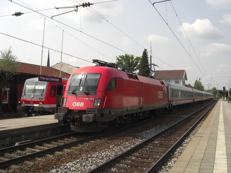 1116 132-0 von Mnchen kommend beim Halt im Bahnhof von Prien am 
1. Mai 2009.