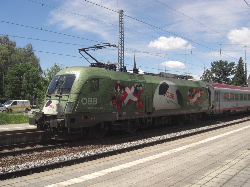 1116 264-1 beim planmigem Halt am 29. Mai 2009 im Bahnhof von Prien. Der EC war auf dem Weg nach Klagenfurt.