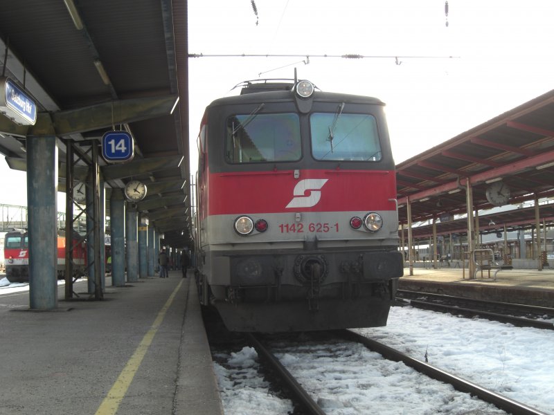 1142 625-1 im Salzbuger Hauptbahnhof am 25. Februar 2009.
