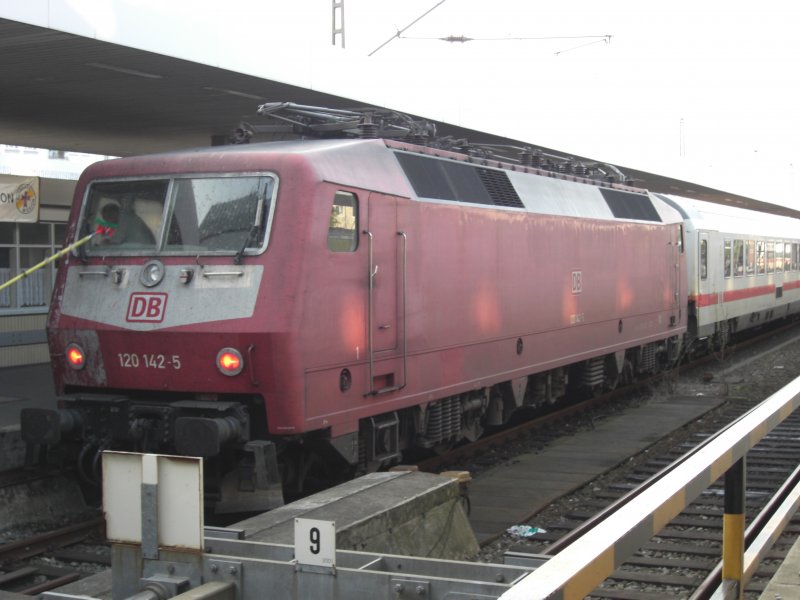 120 142-5 noch in alter Lackierung am 26. August 2007 in Hamburg-Altona.