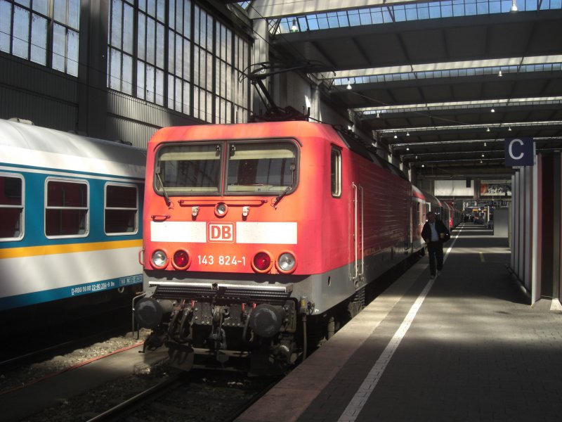 143 824-1 im Mnchner Hauptbahnhof kurz vor der Abfahrt am 31. Mai 2009 festgehalten,