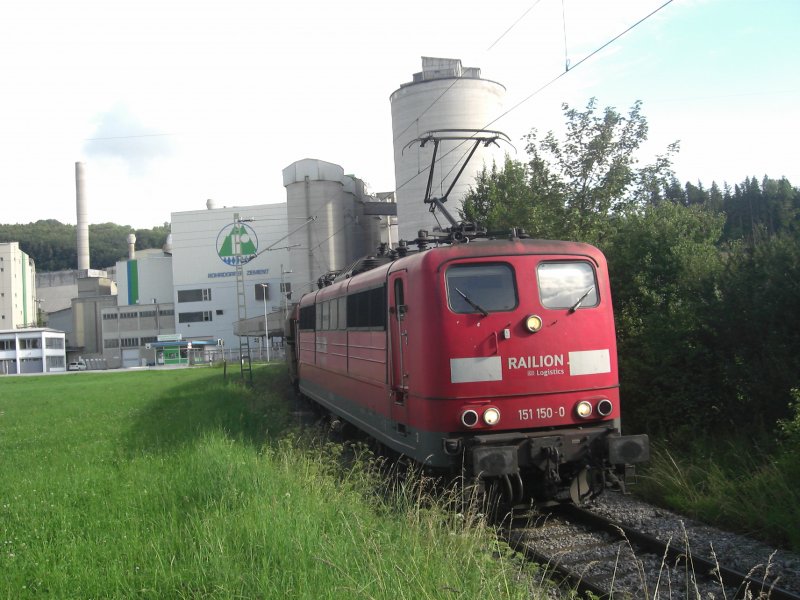 151 150-0 schiebt hier soeben einen Gterzug in das Zementwerk in
Rohrdorf/Oberbayern. Aufgenommen am 26- Juni 2009.
