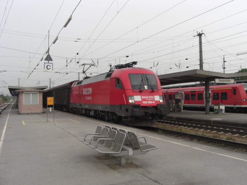 182 020-8 von Kufstein kommend durchfhrt den Bahnhof von Rosenheim.
Aufgenommen am 28. Mai 2008.