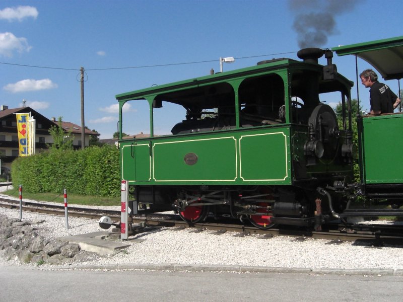 Abfahrbereit steht die Dampflok der Chiemsee-Bahn am 1. Juni 2008
im Bahnhof Prien.