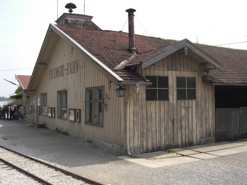 Der Lokschuppen der Chiemsee-Bahn im Bahnhof Stock in Prien am 
Chiemsee. Fotografiert am 1. Mai 2009.
