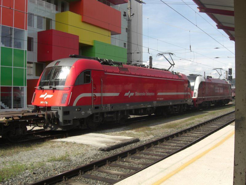 Eine Doppeltraktion der besonderen Art konnten wir am 8. August
2009 im Salzburger Hauptbahnhof fotografieren.  Taurus 91  der
Salzburger Lokalbahn und den slowenischen  Stier  541 108-1 vor
einem Gterzug.
