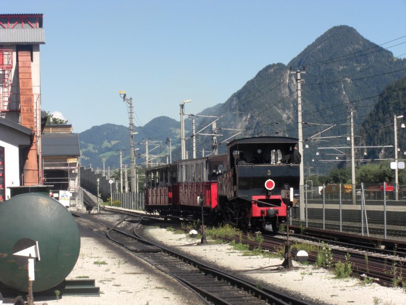 Fahrt aus dem Bahnhof in Jenbach in Richtung Achensee. Das Bild
entstand am 24. August 2008.