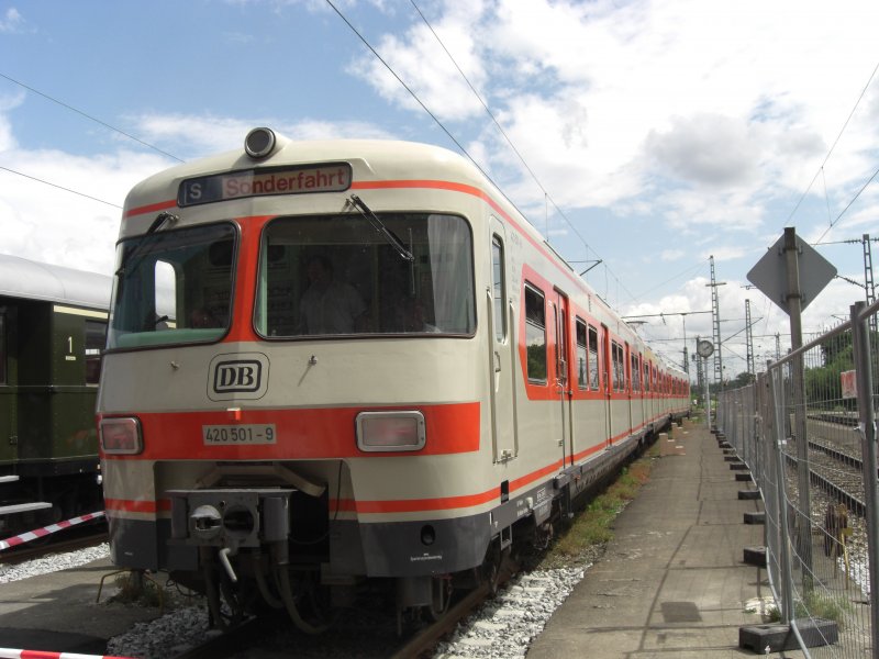 Fr Pendelfahrten zwischen dem Mnchner Hauptbahnhof und dem
Betriebswerk Pasing wurde 420 501-9 eingesetzt.