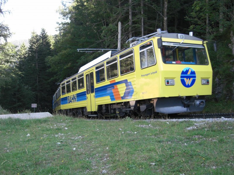 Gleich erreicht der Zug den Haltepunkt  Mitteralm  auf dem Weg zur
Bergstation des Wendelsteins. Aufgenommen am 8. September 2009.