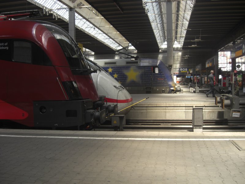 Railjet, ICE und BR 101 Kopf an Kopf am 31. Mai 2009 im Mnchner
Hauptbahnhof.