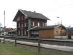 Der Bahnhof von Bergen im Chiemgau an der Strecke Mnchen-Salzburg.