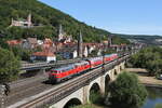BR 218/786831/218-430-und-218-307-mit 218 430 und 218 307 mit dem 'BR Radlzug' aus Wrzburg kommend am 6. August 2022 bein Gemnden am Main.